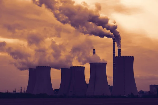 Вид на курящую угольную электростанцию на закате — стоковое фото