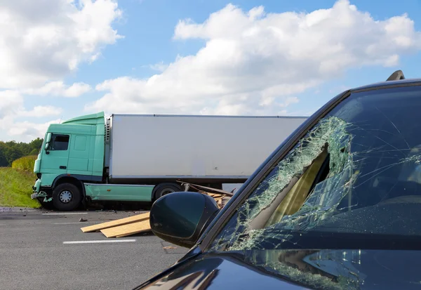 Araba ile bir kazada kamyon görünümünü — Stok fotoğraf