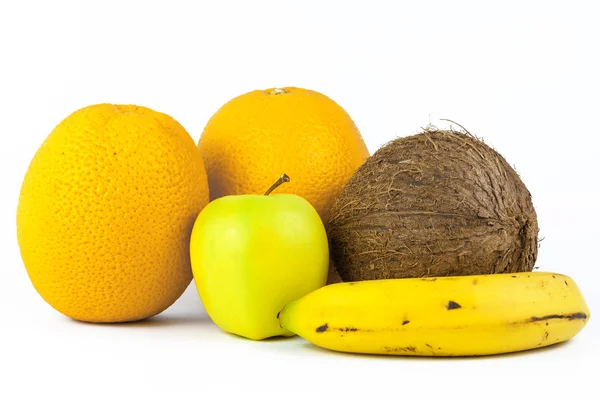 Natureza morta com frutos em branco: banana, laranja, maçã, coco — Fotografia de Stock