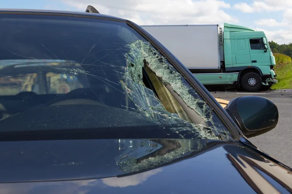Sicht auf LKW bei Unfall mit Auto, Glasscherben — Stockfoto