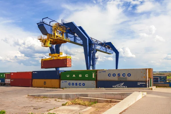 REPÚBLICA CHECA, NYRANY, 27 DE ABRIL, 2015: Terminal de contentores Nyrany. Contentores de carga de guindaste industrial . — Fotografia de Stock