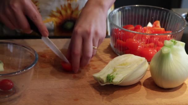 Preparación de hortalizas frescas — Vídeo de stock