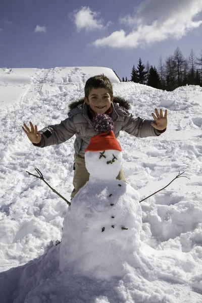 Bambino con pupazzo di neve — Foto Stock