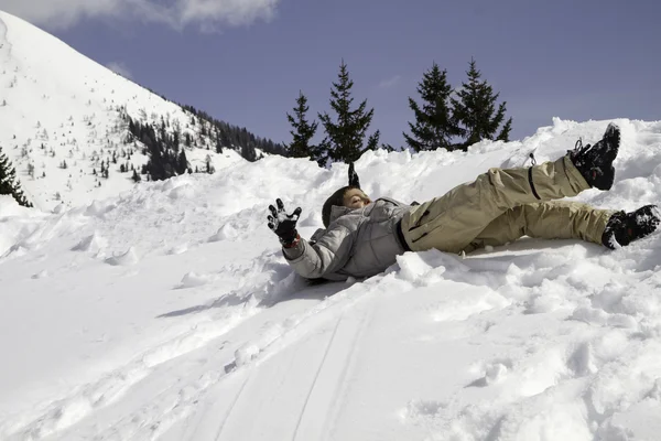 Bambino sulla collina di neve che rotola — Foto Stock