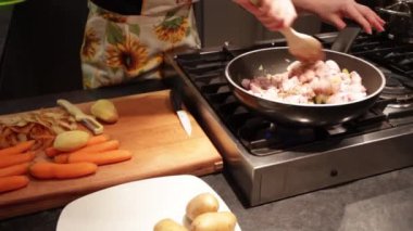 Et hazırlık patates ve havuç ile güveç
