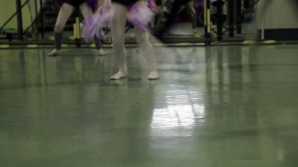 Dansschool, meisjes die choreografie van een ballet proberen — Stockvideo