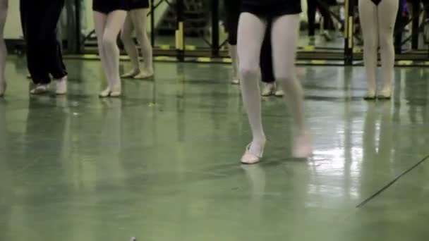 Dansskola, tjejer som försöker koreografi av en balett — Stockvideo