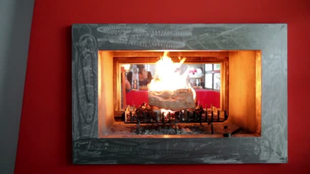 Video shooting a modern fireplace with high heat — Stock Video