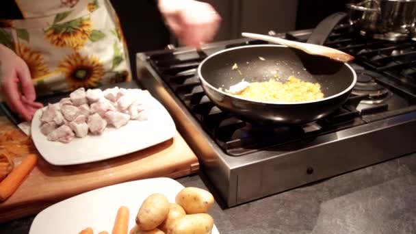 Preparação de carne de guisado com batatas e cenouras — Vídeo de Stock