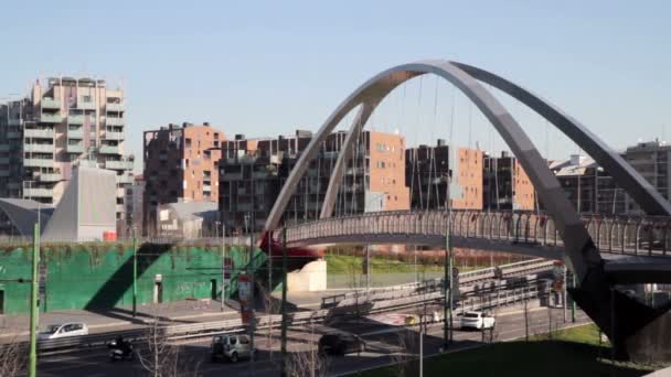 Urban street met moderne schorsing voetgangersbrug en voertuig verkeer — Stockvideo