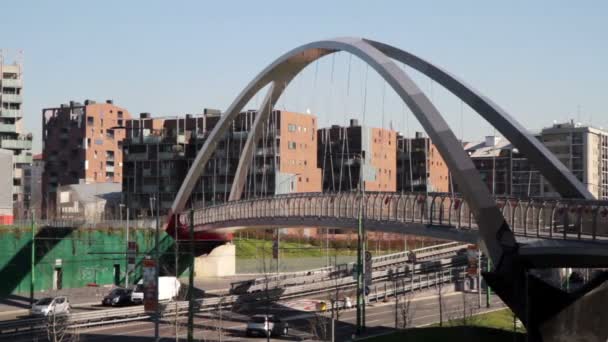 Rue urbaine avec passerelle suspendue moderne et circulation automobile — Video