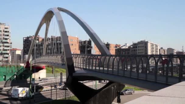 Urban street met moderne schorsing voetgangersbrug en voertuig verkeer — Stockvideo