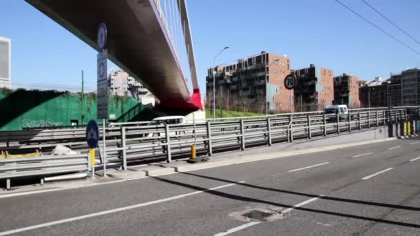Міська вулиця з сучасним підвісним пішохідним мостом та транспортним рухом — стокове відео