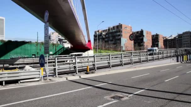 Strada urbana con moderna passerella sospesa e traffico veicolare — Video Stock