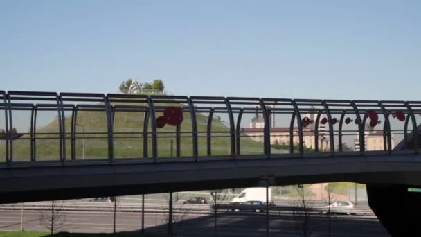 Stadtstraße mit moderner Hängebrücke und Autoverkehr — Stockvideo