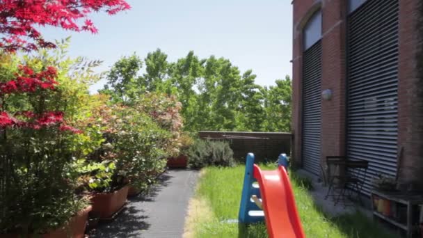 Altillo, jardín panorámico con césped, tobogán y arce rojo — Vídeos de Stock