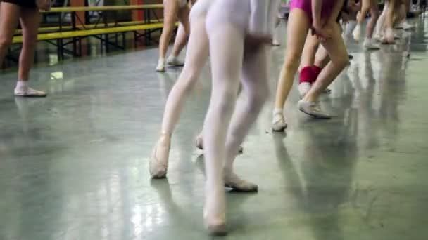 Taneční škola, dívky, kteří se snaží choreografii baletu — Stock video