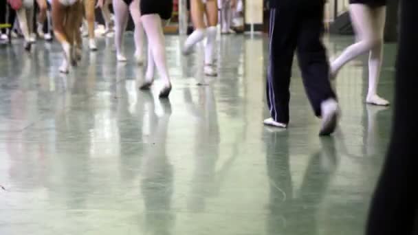 Taneční škola, dívky, kteří se snaží choreografii baletu — Stock video