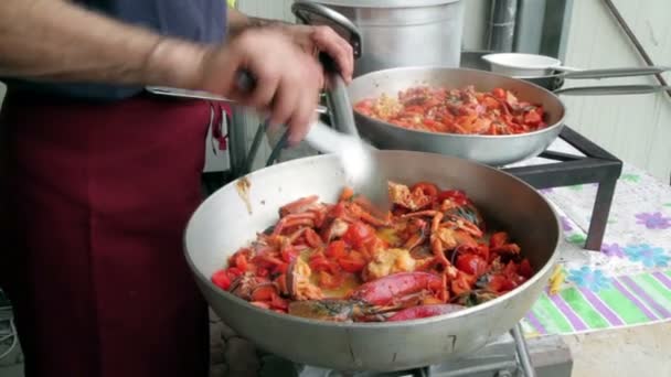 Προετοιμασία του αστακού με ντομάτες σε ένα τηγάνι για ιταλικά ζυμαρικά — Αρχείο Βίντεο