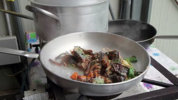 Zubereitung von Hummer mit Tomaten in einer Pfanne für italienische Pasta — Stockvideo