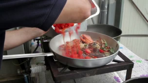 Zubereitung von Hummer mit Tomaten in einer Pfanne für italienische Pasta — Stockvideo