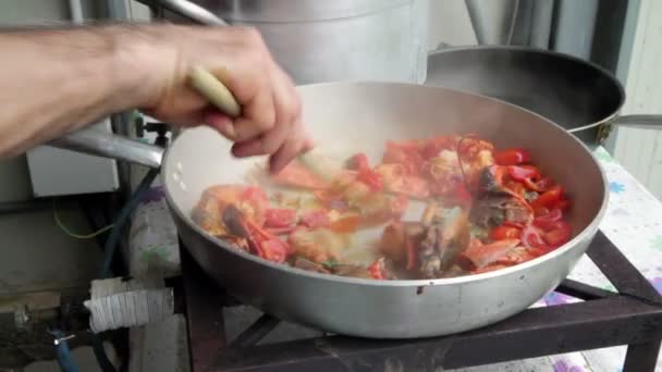 Приготовление омаров с помидорами на сковороде для итальянской пасты — стоковое видео