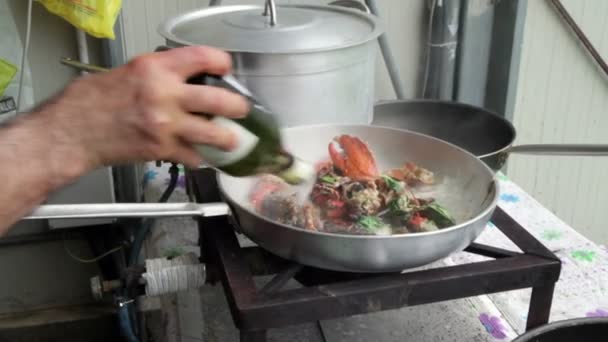 Zubereitung von Hummer mit Tomaten in einer Pfanne für italienische Pasta — Stockvideo