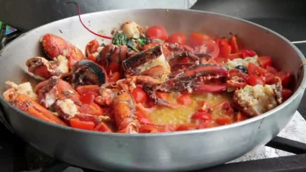 Zubereitung von Hummer mit Tomaten in einer Pfanne für italienische Pasta — Stockvideo