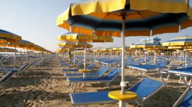 Adriyatik plaj şemsiye ve şezlong