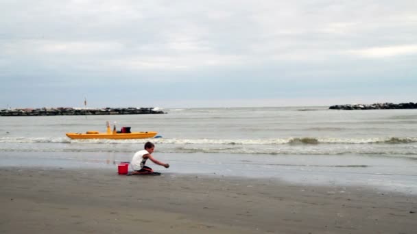 Niño con red de pesca — Vídeos de Stock