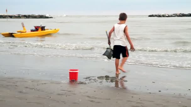 Ребенок с рыболовной сетью — стоковое видео