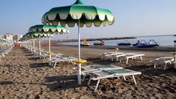 Adriatic beach umbrellas and sunbeds — Stock Video