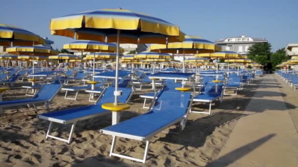 Adriatyckiej plaży parasole i leżaki — Wideo stockowe
