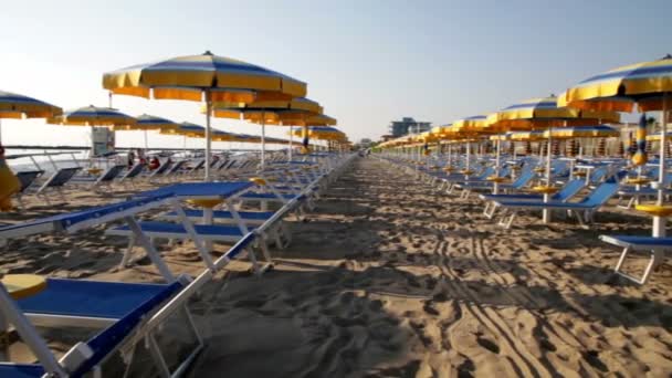 Adriatic beach umbrellas and sunbeds — Stock Video