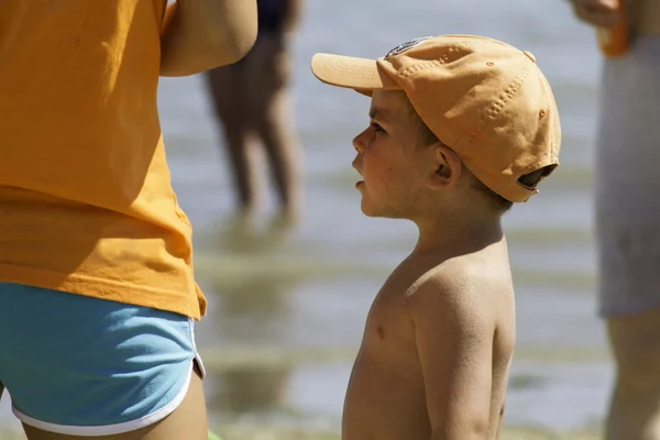 Retrato infantil na praia com pessoal de entretenimento — Fotografia de Stock