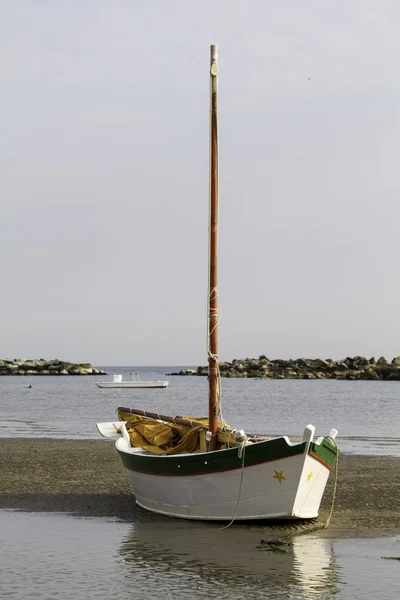 Voilier traditionnel à marée basse, Adriatique Italie — Photo