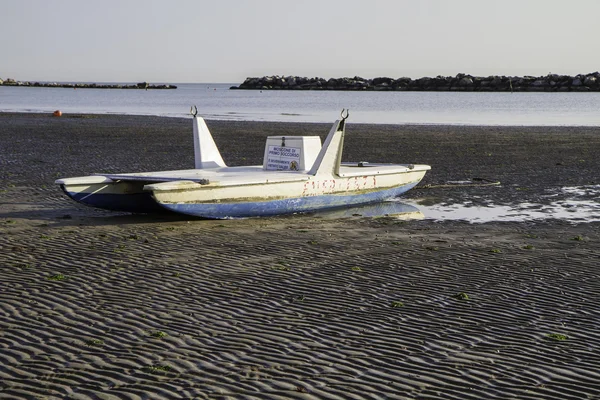 Bateau de sauvetage sur la plage italienne de la côte Adriatique — Photo