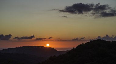 Dağlarda günbatımı güzel yaz peyzaj. Köy Ter