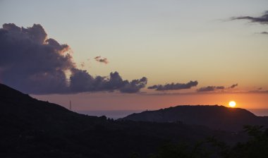 Dağlarda günbatımı güzel yaz peyzaj. Köy Ter
