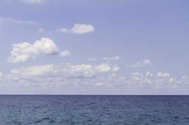 Güzel mavi gökyüzü panoramik deniz manzaralı