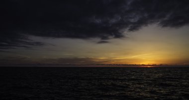 Bulutlar ile denizde güzel gündoğumu