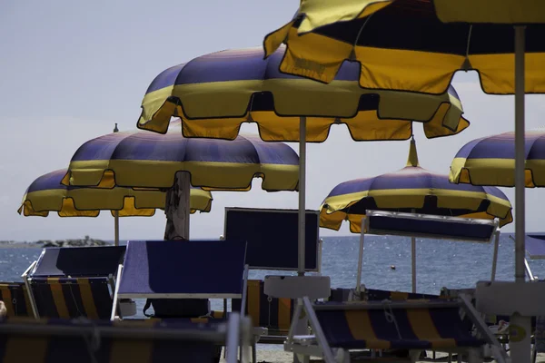 Sonnenschirme und Liegestühle in rimini und riccione und cattolica strand — Stockfoto