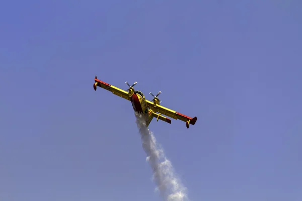 Amantea, Itália - 15 de agosto de 2016: Seaplane Canadair em ação — Fotografia de Stock