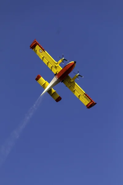 Amantea, Italia - 15 de agosto de 2016: El hidroavión Canadair en acción —  Fotos de Stock