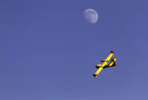 Amantea, Itália - 15 de agosto de 2016: Seaplane Canadair em ação — Fotografia de Stock