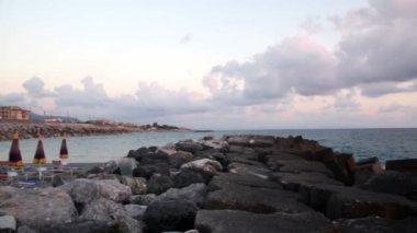 Güzel gün batımı beach, inanılmaz renkler ve bulutlar, panoramik. Adriyatik Denizi, İtalya, Amantea Calabria.