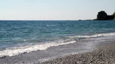 Gökyüzü ve bulutlar ile ıssız plaj görünümünü Amantea Calabria, İtalya