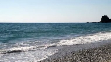 Gökyüzü ve bulutlar ile ıssız plaj görünümünü Amantea Calabria, İtalya