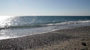 Gökyüzü ve bulutlar ile ıssız plaj görünümünü Amantea Calabria, İtalya