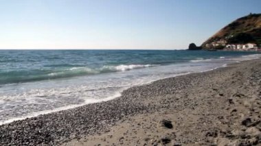 Gökyüzü ve bulutlar ile ıssız plaj görünümünü Amantea Calabria, İtalya